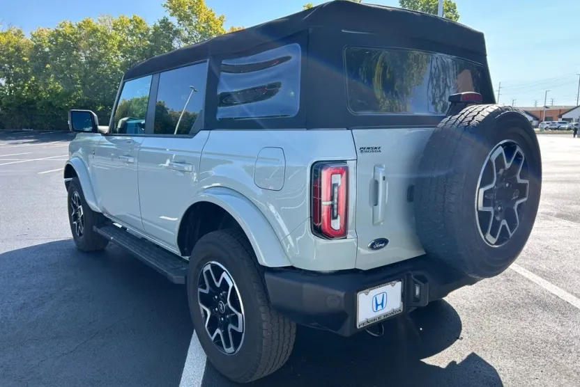 2023 Ford Bronco Outer Banks photo 1