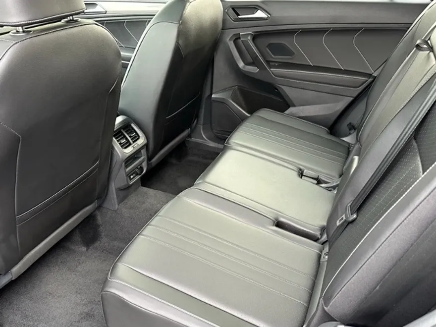 2023 Volkswagen Tiguan SE photo 1