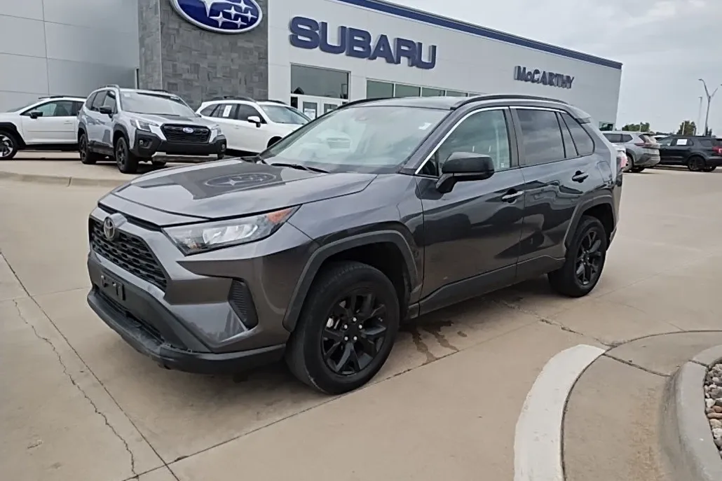 2021 Toyota RAV4 LE photo 1