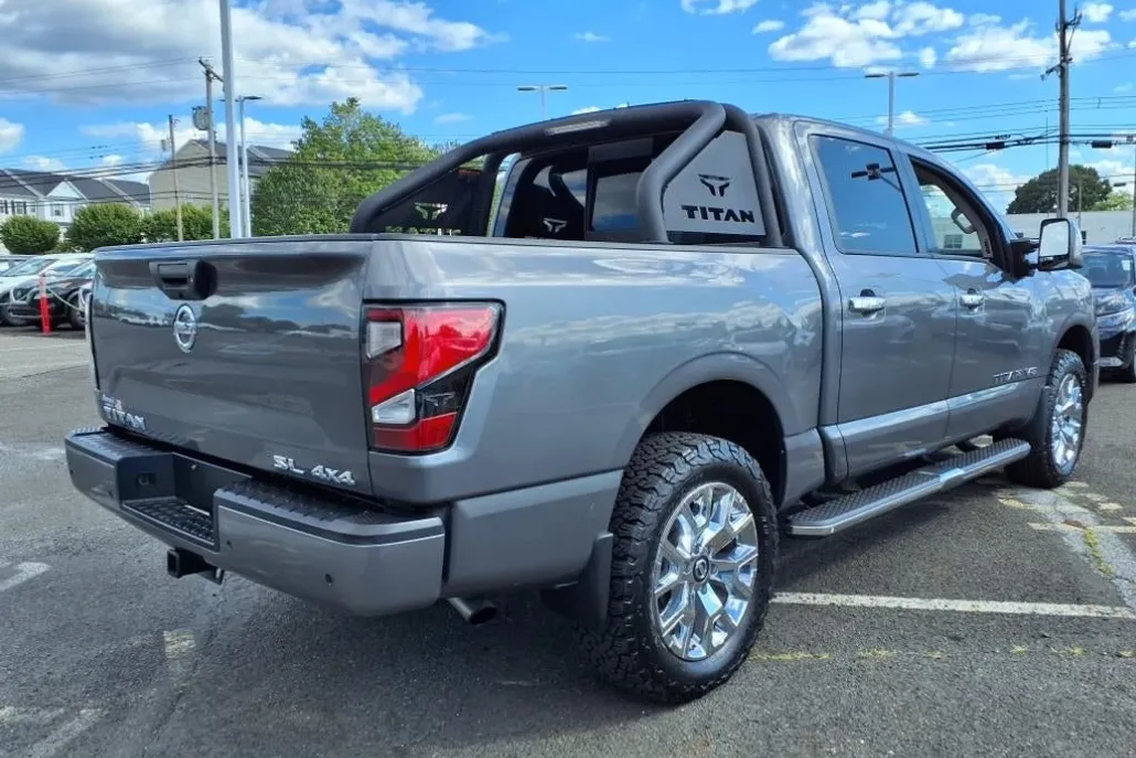 2020 Nissan Titan SL photo 1