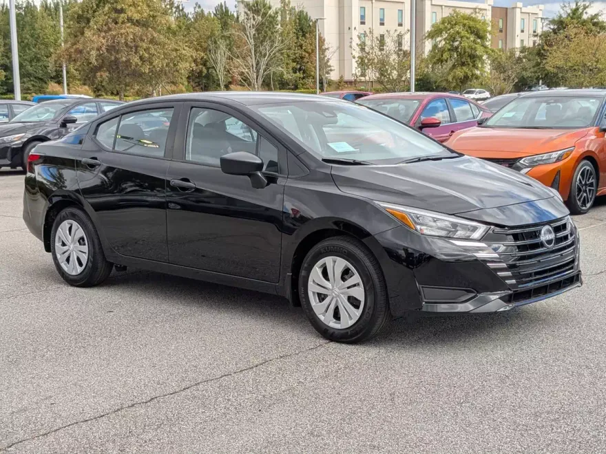 2025 Nissan Versa 1.6 S photo 1