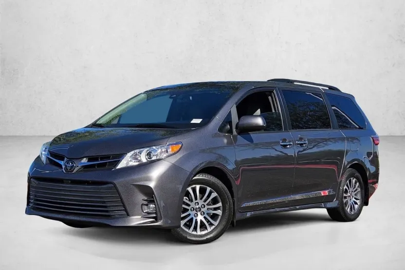 2020 Toyota Sienna XLE photo 1