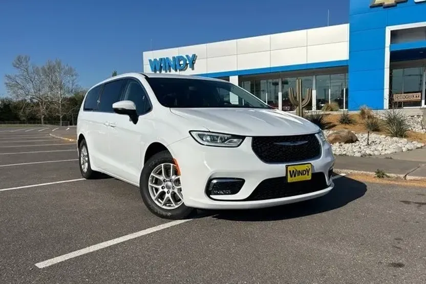 2023 Chrysler Pacifica Touring L photo 1