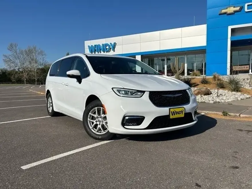 2023 Chrysler Pacifica Touring L photo 1
