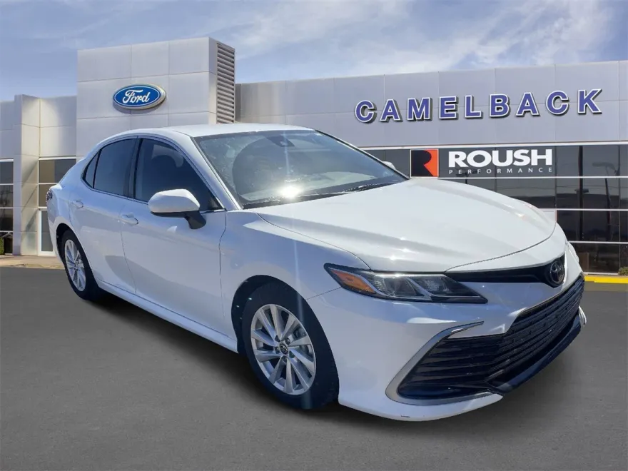 2023 Toyota Camry LE photo 1