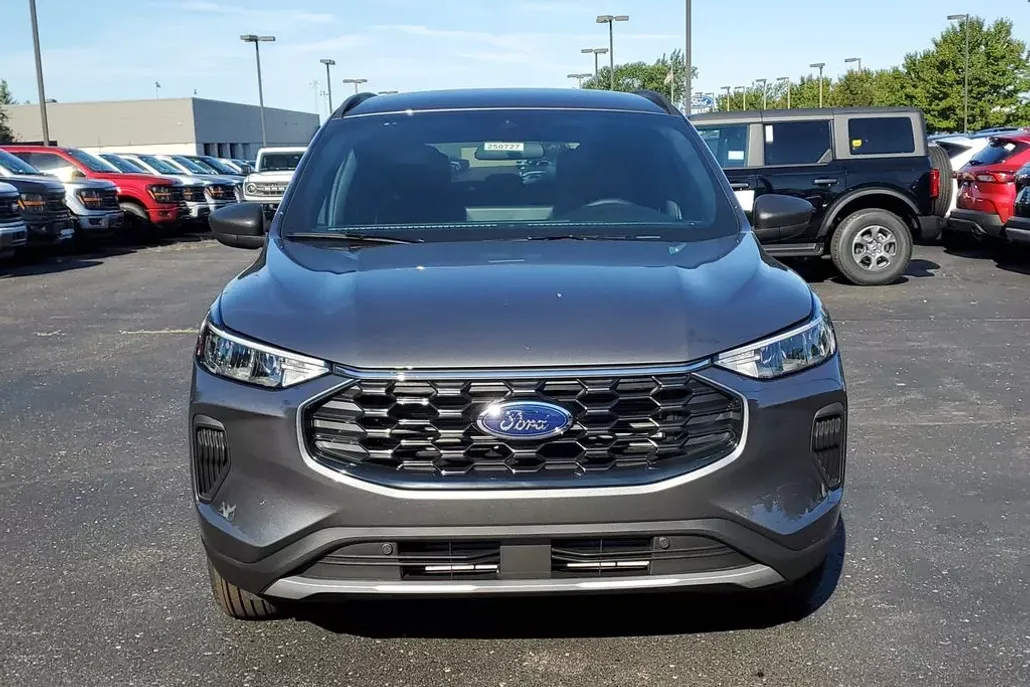 2025 Ford Escape ST-Line photo 1