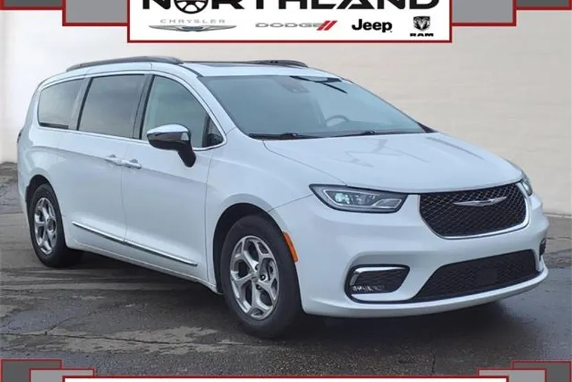 2023 Chrysler Pacifica Limited photo 1