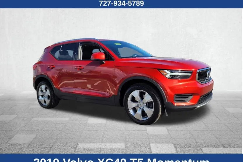 2019 Volvo XC40 Momentum photo 1