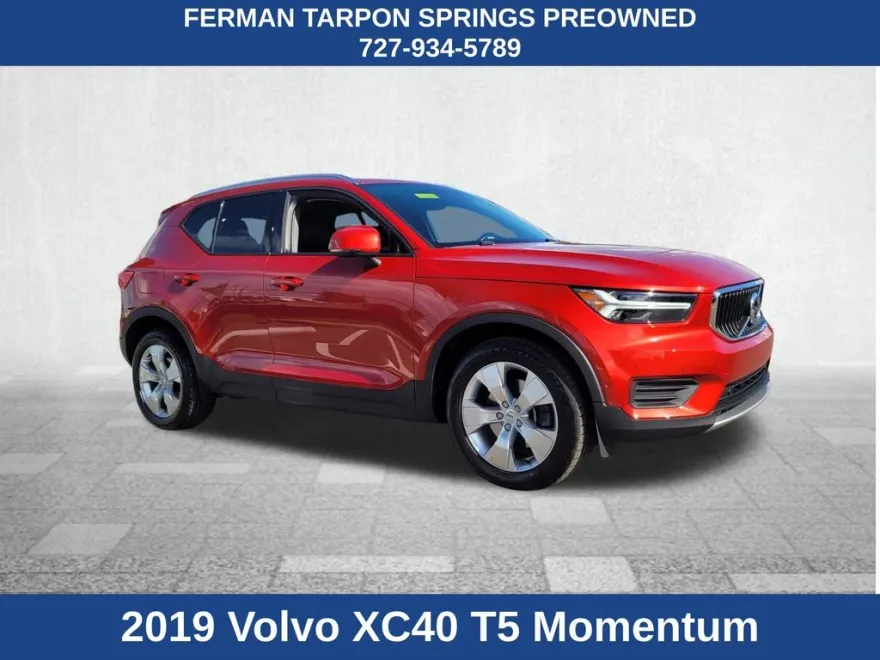 2019 Volvo XC40 Momentum photo 1