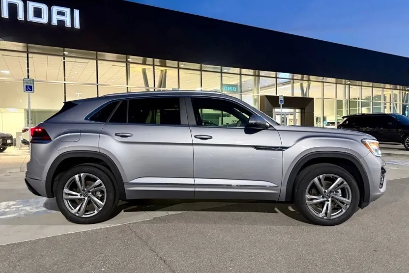 2024 Volkswagen Atlas Cross Sport SEL R-Line photo 1