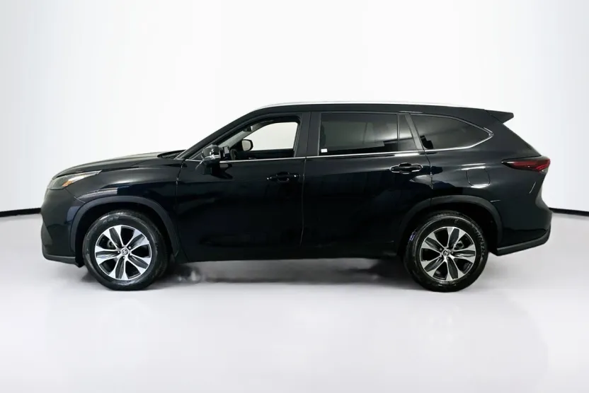 2024 Toyota Highlander XLE photo 1