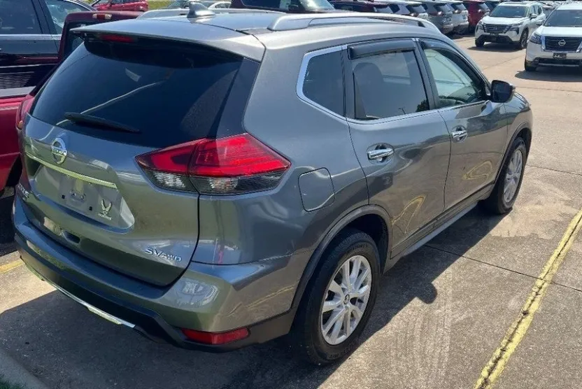 2017 Nissan Rogue SV photo 1