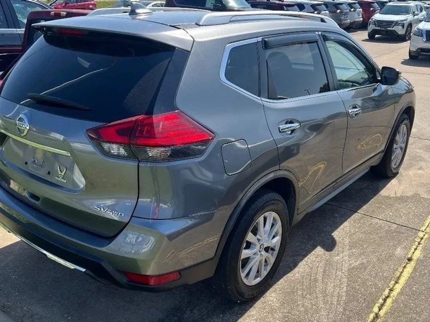 2017 Nissan Rogue SV photo 1