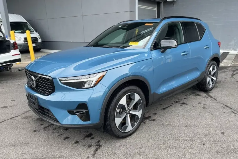 2025 Volvo XC40 Plus photo 1