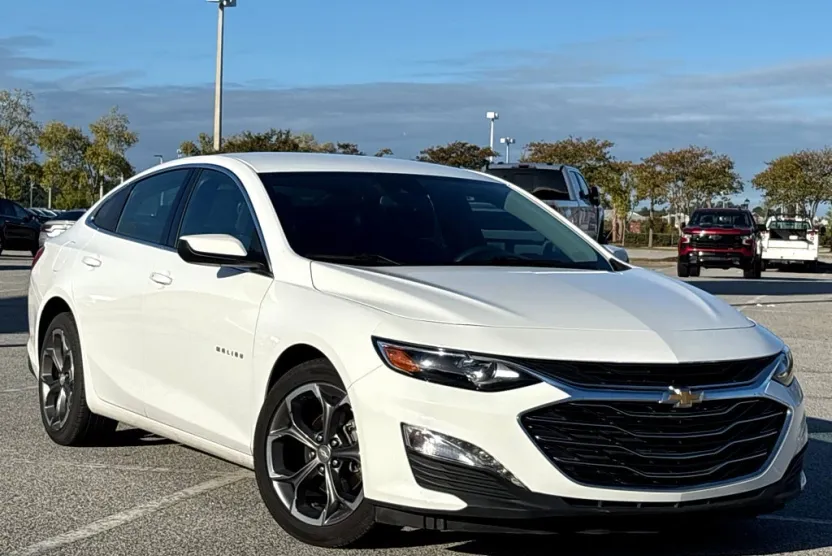 2024 Chevrolet Malibu 1LT photo 1