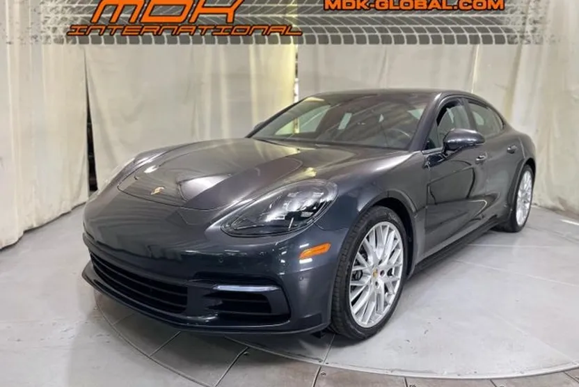 2018 Porsche Panamera 4 photo 1
