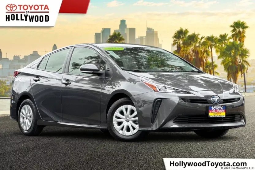 2022 Toyota Prius L photo 1