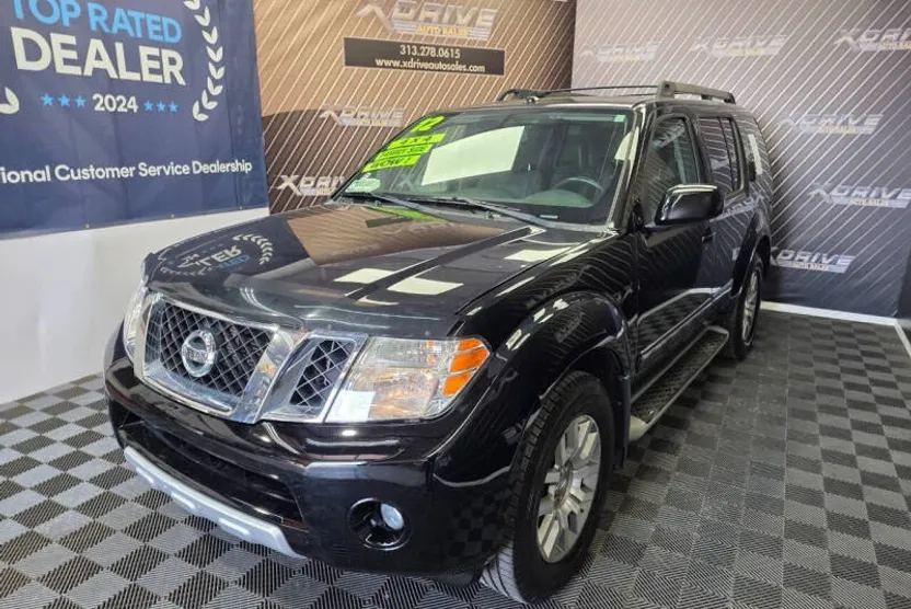 2012 Nissan Pathfinder LE photo 1