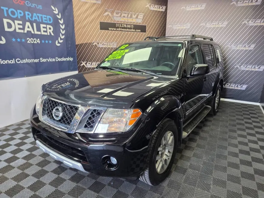 2012 Nissan Pathfinder LE photo 1