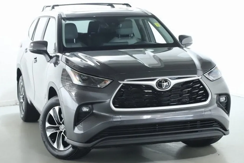 2023 Toyota Highlander L photo 1