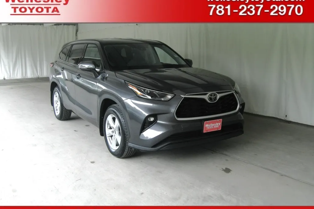 2022 Toyota Highlander LE photo 1