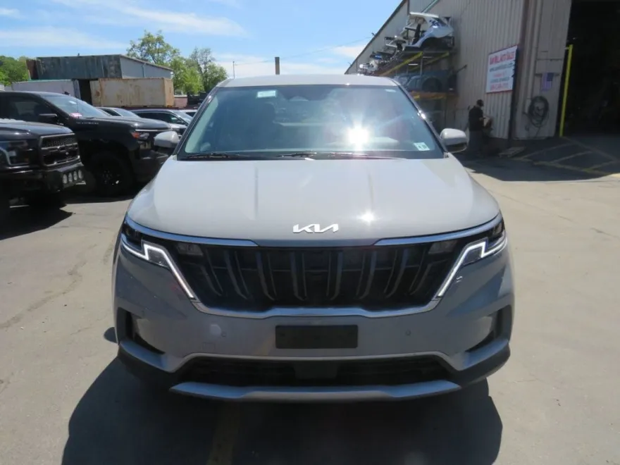 2024 Kia Carnival EX photo 2