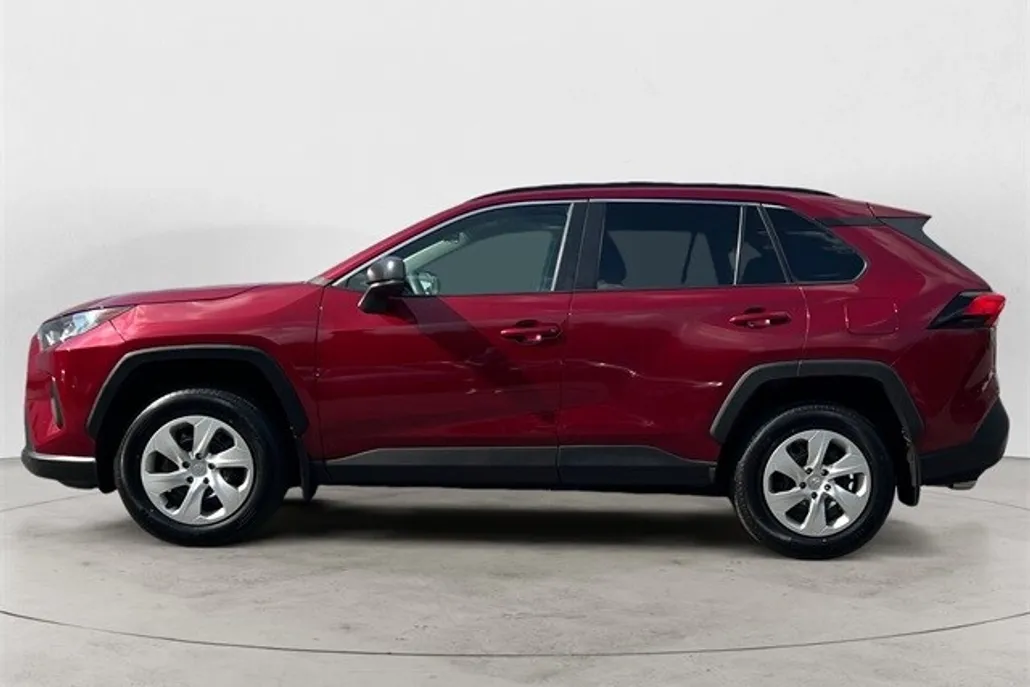 2021 Toyota RAV4 LE photo 1