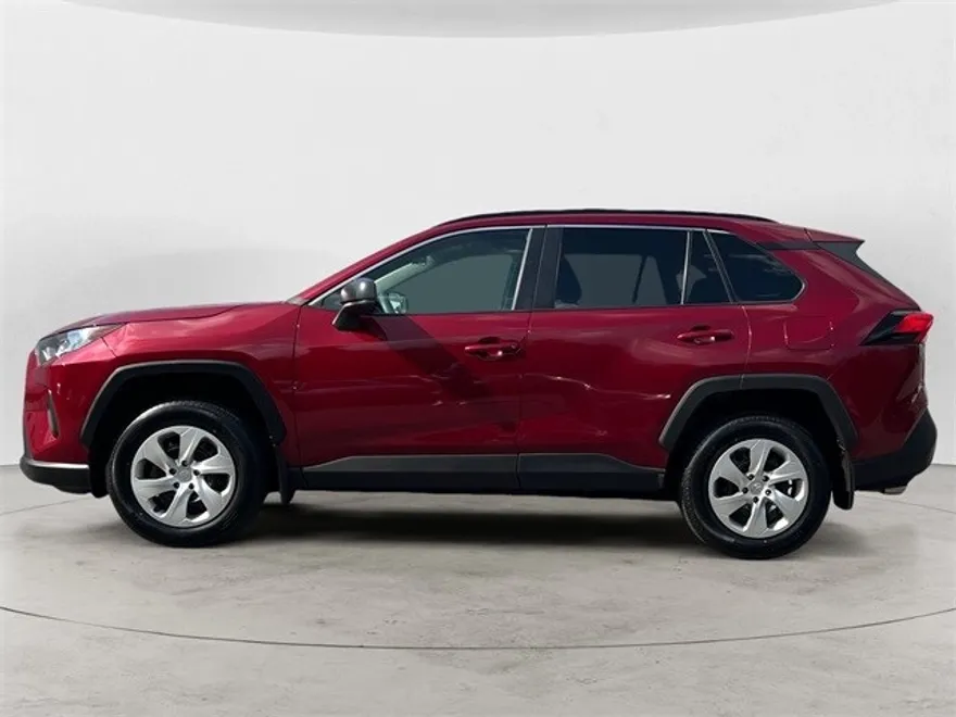 2021 Toyota RAV4 LE photo 1