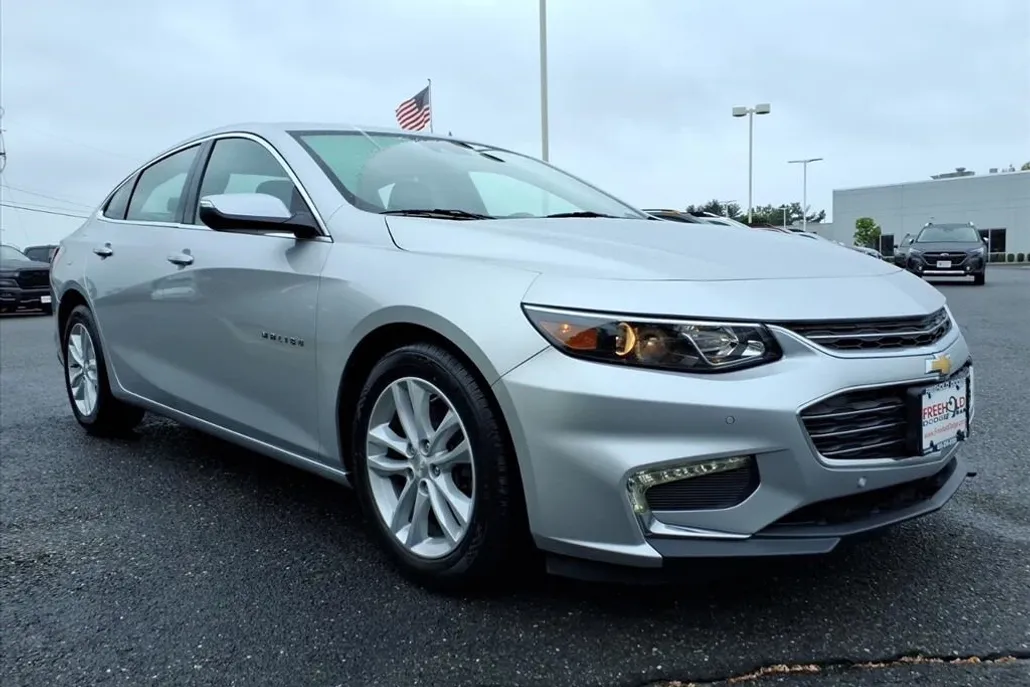 2016 Chevrolet Malibu 1LT photo 1