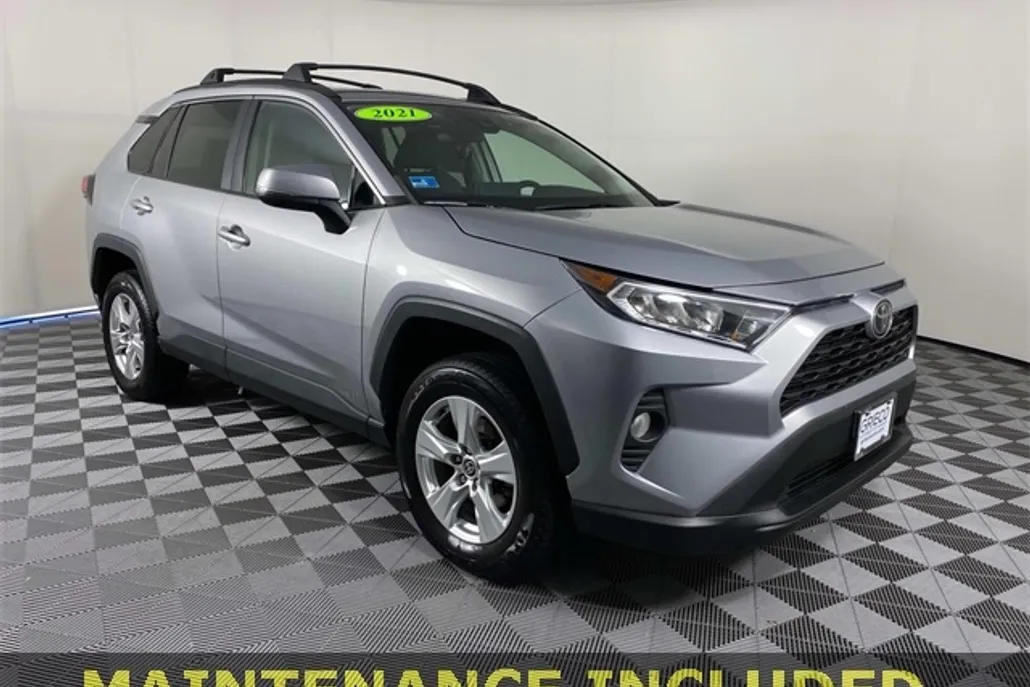 2021 Toyota RAV4 XLE photo 1