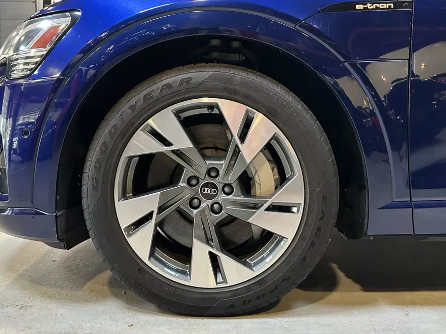 2021 Audi e-tron Premium photo 1