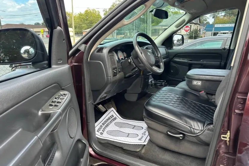2004 Dodge Ram SLT photo 1