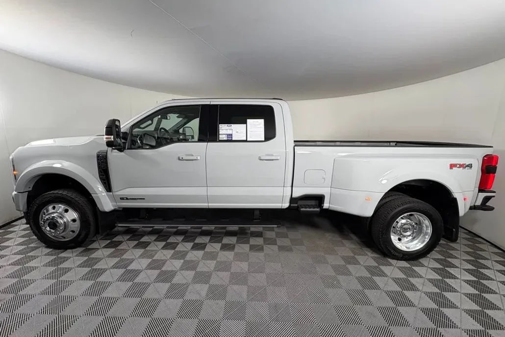2025 Ford F-450 Platinum photo 1
