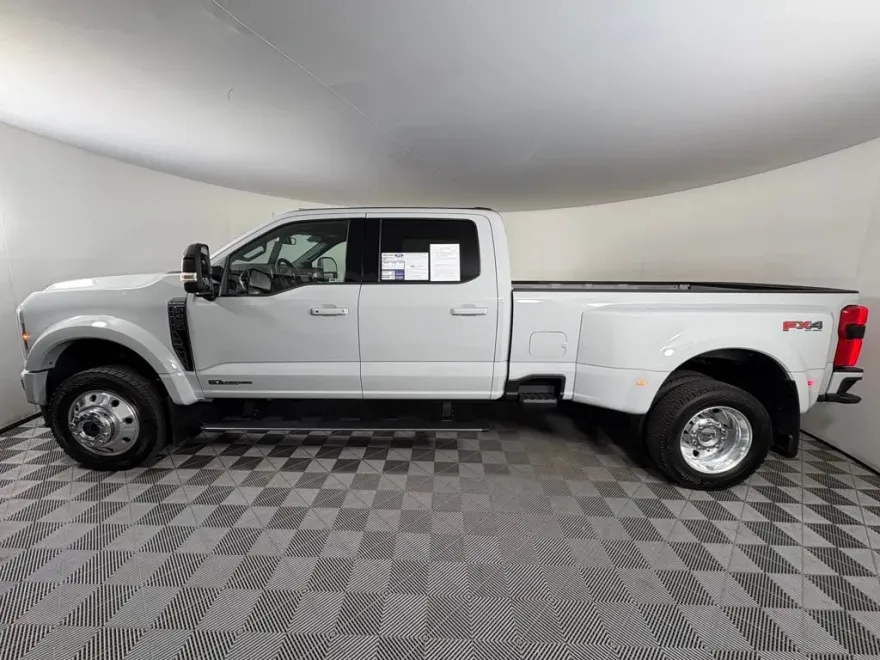 2025 Ford F-450 Platinum photo 1