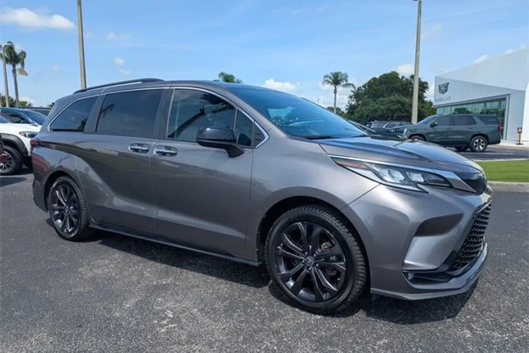 2022 Toyota Sienna XSE photo 1