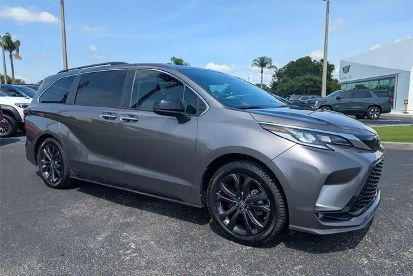 2022 Toyota Sienna XSE photo 1