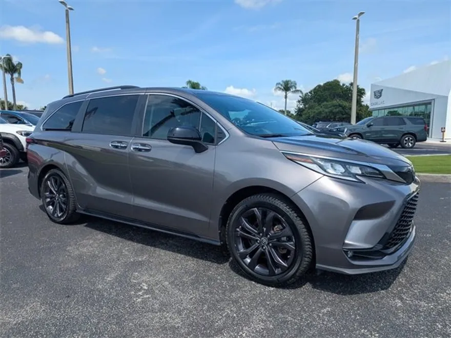 2022 Toyota Sienna XSE photo 1