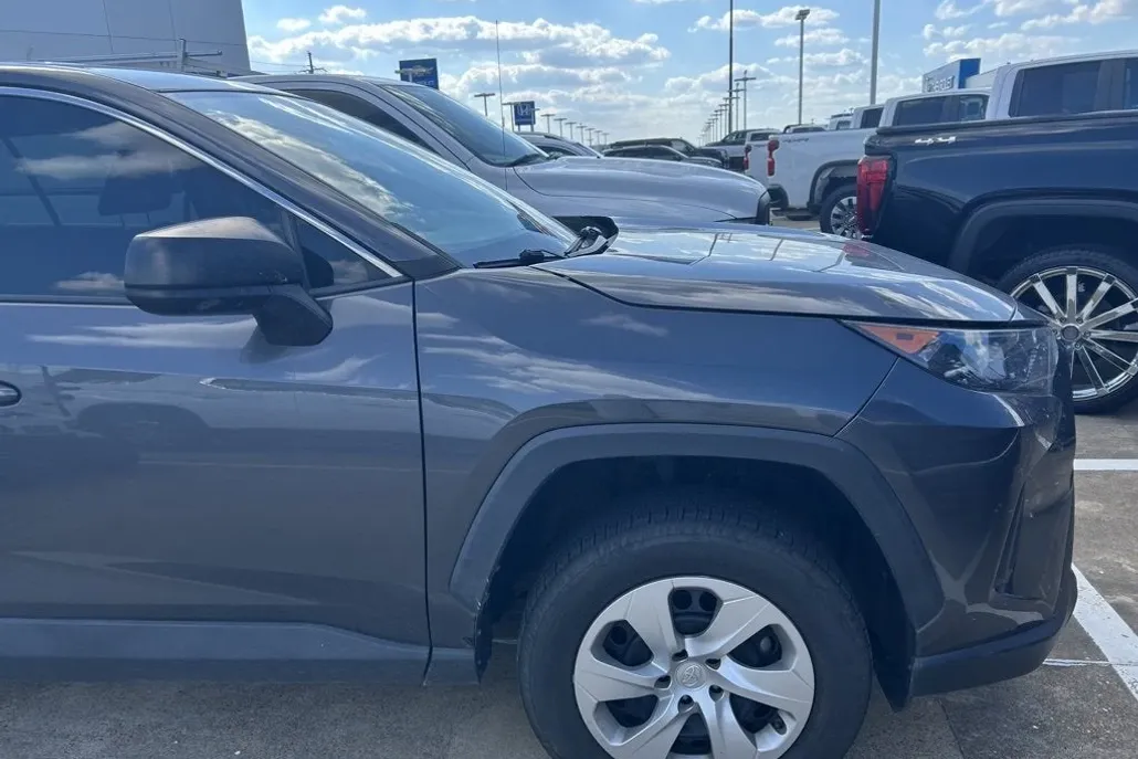 2022 Toyota RAV4 LE photo 1