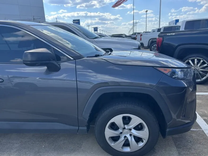 2022 Toyota RAV4 LE photo 1