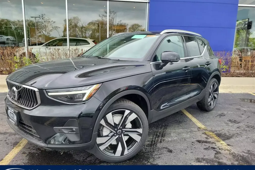 2025 Volvo XC40 photo 1