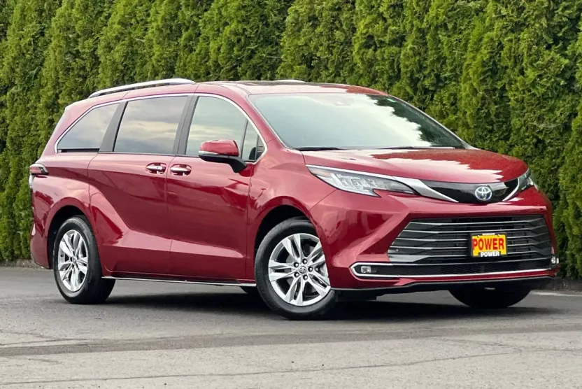 2025 Toyota Sienna Limited photo 1
