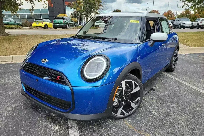 2025 Mini Cooper Hardtop 4 Door Iconic S photo 1