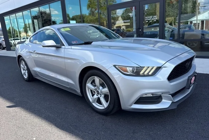 2017 Ford Mustang V6 photo 1