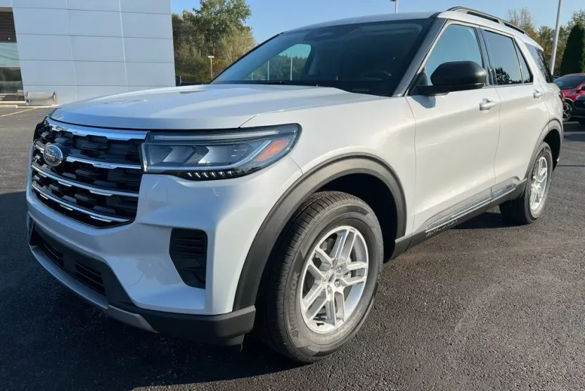 2025 Ford Explorer photo 1
