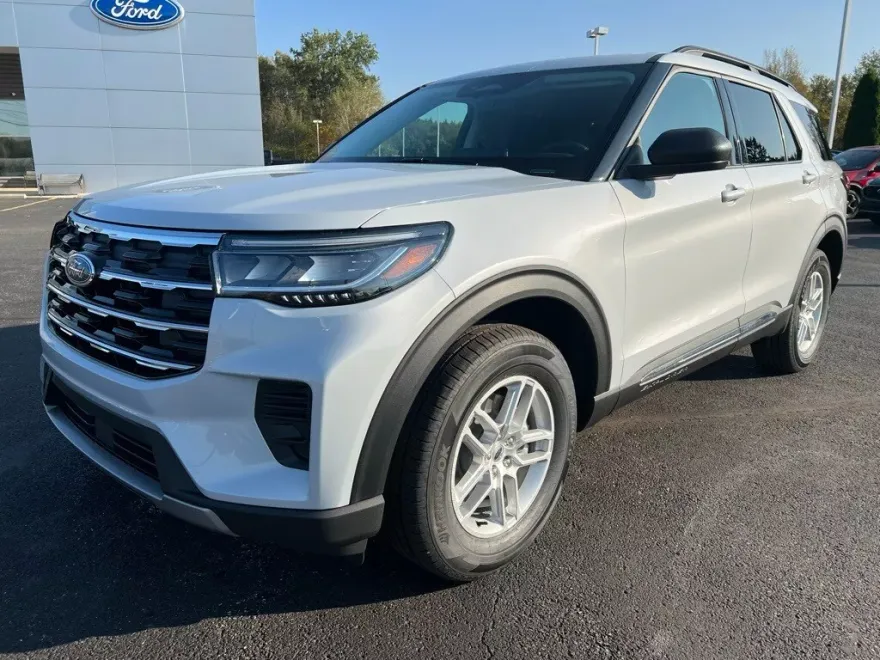 2025 Ford Explorer photo 1
