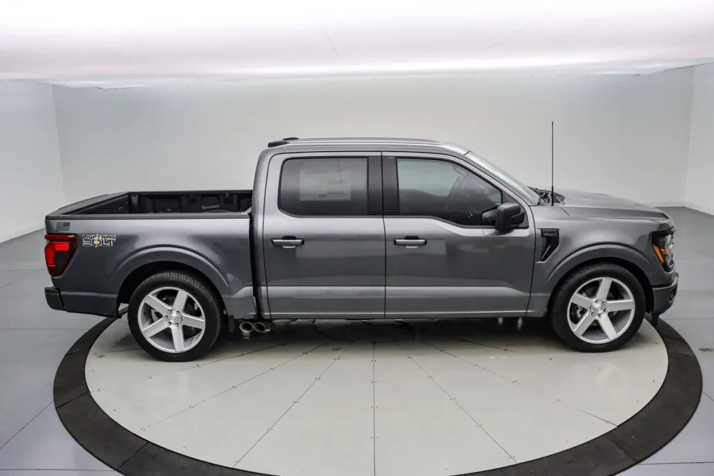 2025 Ford F-150 Lightning photo 1