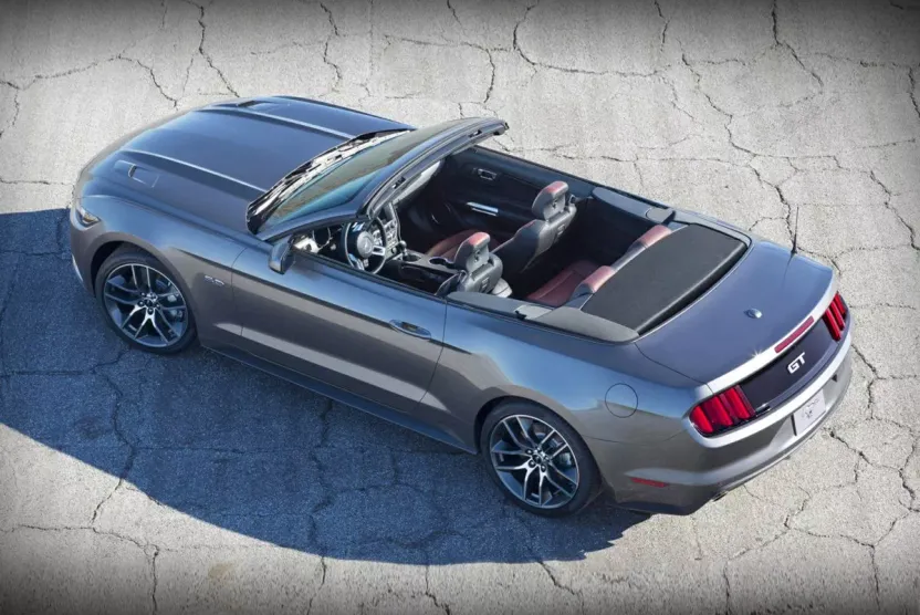 2017 Ford Mustang V6 Convertible photo 1