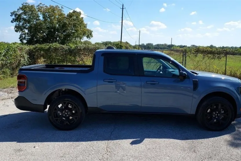 2025 Ford Maverick Lariat photo 1