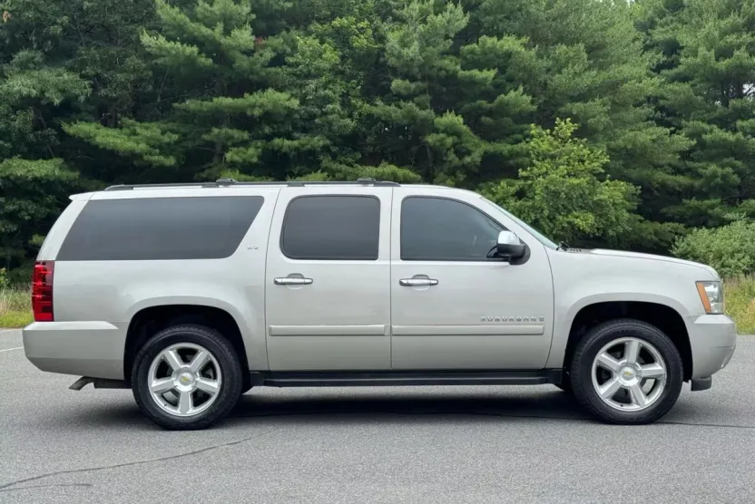 2007 Chevrolet Suburban 1500 LTZ photo 1