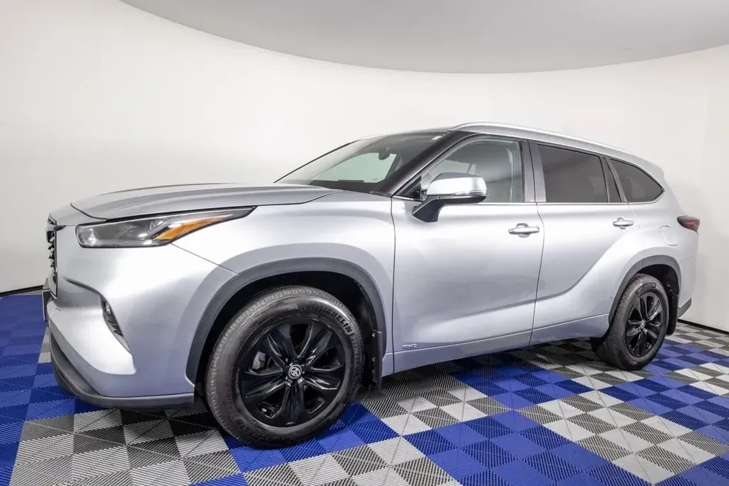 2024 Toyota Highlander Hybrid XLE photo 1